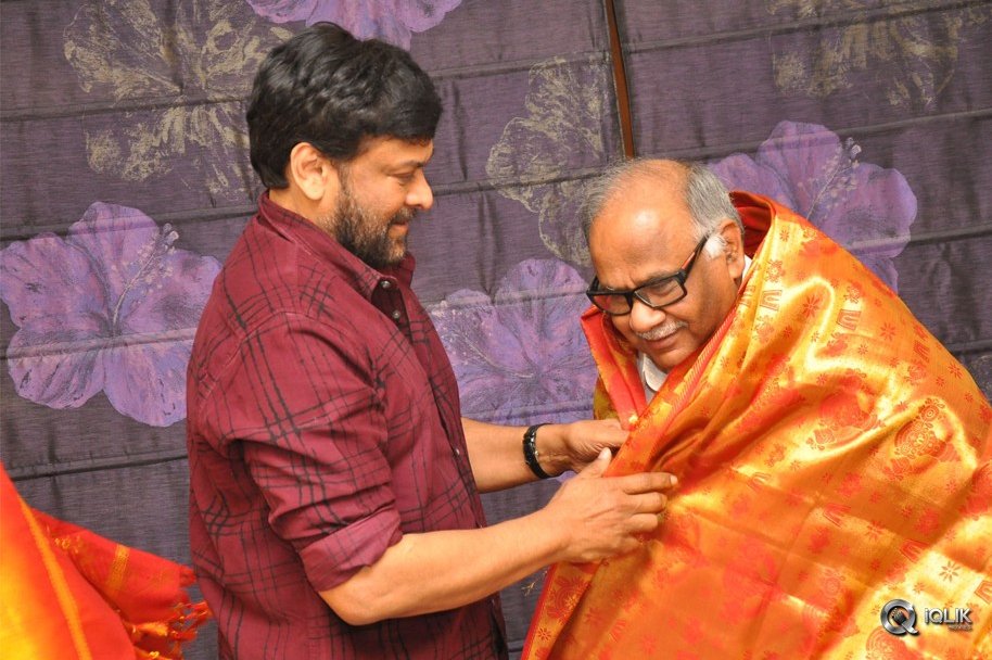 Chiranjeevi-Felicitates-Tholi-Prema-Movie-Team-at-His-Home